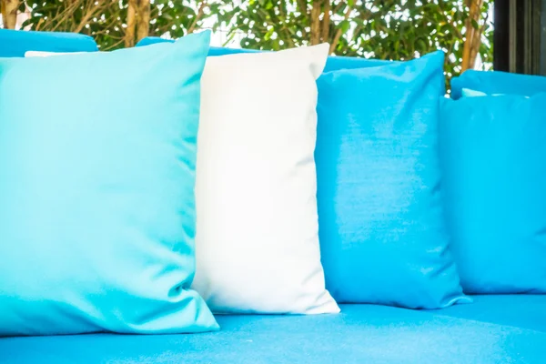 Hermosas almohadas en la decoración del sofá — Foto de Stock