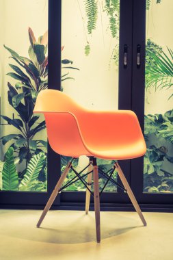 Işık lamba ile portakal sandalye