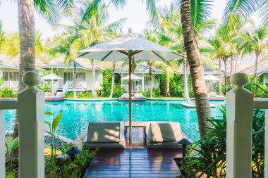 Şemsiyeleri ve sandalyeler Yüzme Havuzu etrafında