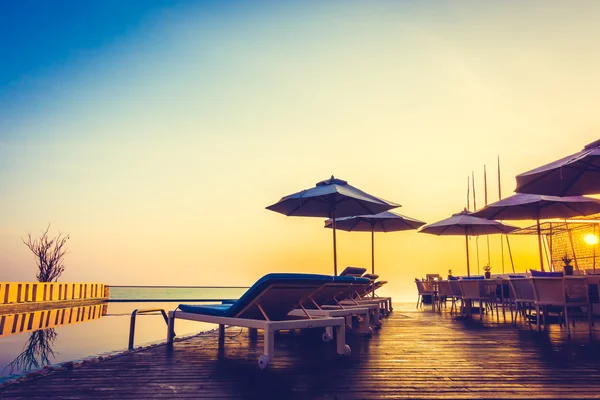 Piscina com pôr do sol e crepúsculo vezes — Fotografia de Stock