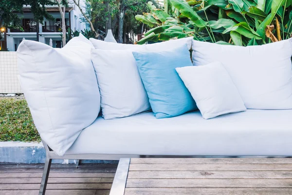 Bellissimi cuscini di lusso sul divano — Foto Stock