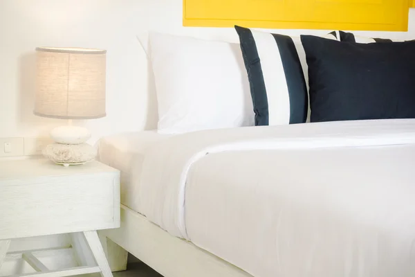 Krásné luxusní polštáře na ložnici — Stock fotografie