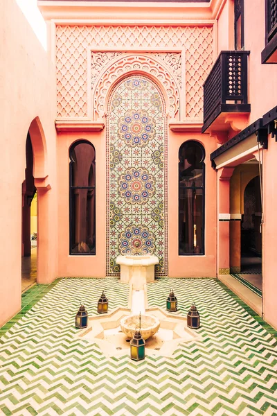 Фонтан и архитектура в стиле марокко — стоковое фото