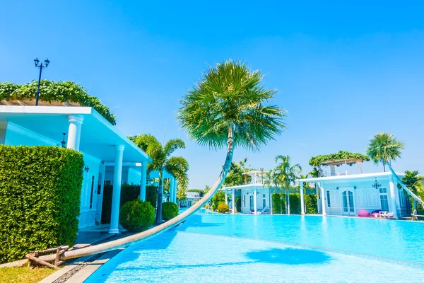 Hermosa piscina exterior de lujo — Foto de Stock