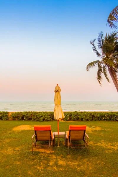 Boş şemsiye ve plaj sandalye