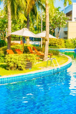 Boş şemsiyeleri ve sandalyeler