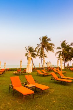 Boş şemsiye ve plaj sandalye