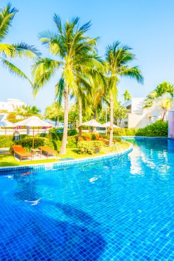 Boş şemsiyeleri ve sandalyeler