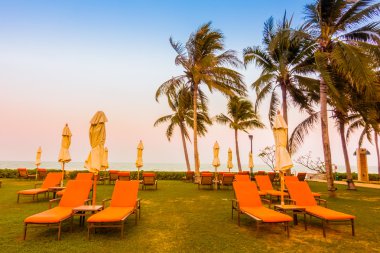 Boş şemsiye ve plaj sandalye