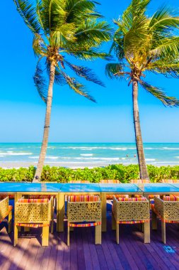 Boş şemsiyeleri ve sandalyeler