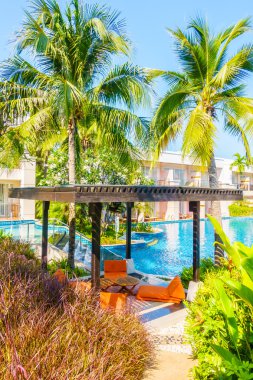 Boş şemsiyeleri ve sandalyeler