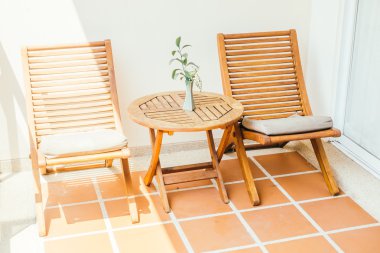 Boş sandalye ve masa