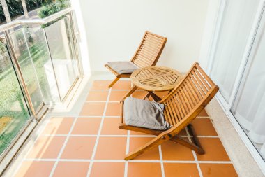 Boş sandalye ve masa