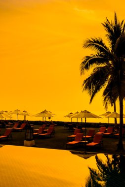 Ve Yüzme Havuzu palmiye ağaçlarının Silhouettes