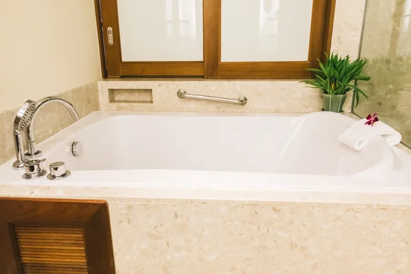 Μπανιέρα διακόσμηση στο εσωτερικό μπάνιο — Φωτογραφία Αρχείου