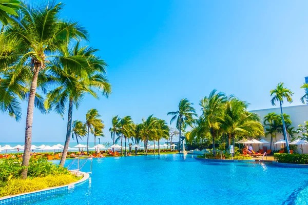 Bela piscina de luxo — Fotografia de Stock