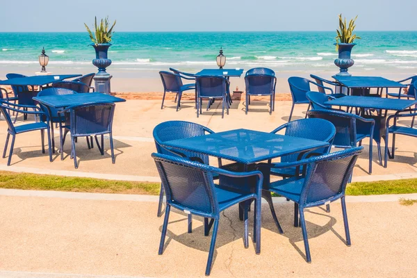 空的桌子和椅子周围海滩背景 — 图库照片