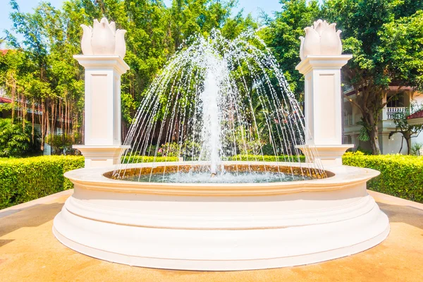 Water van de fontein in de tuin — Stockfoto