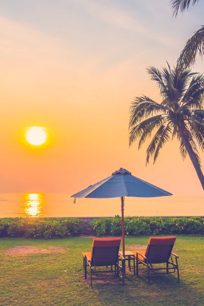 Parasols et chaises longues vides sur la plage — Photo