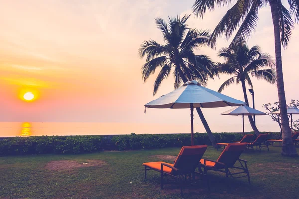 Parasols et chaises longues vides sur la plage — Photo