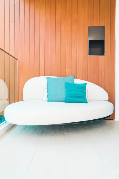 Красива подушка на ліжку — стокове фото