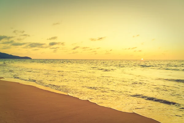 Puesta de sol con mar y playa — Foto de Stock