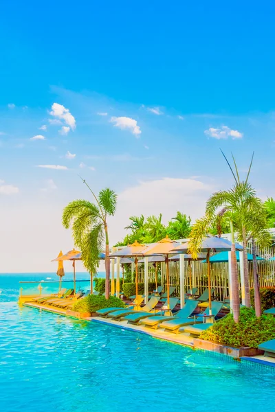 Hermosa piscina de lujo —  Fotos de Stock