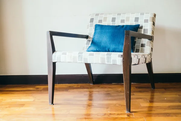 Silla de madera vacía con almohada — Foto de Stock