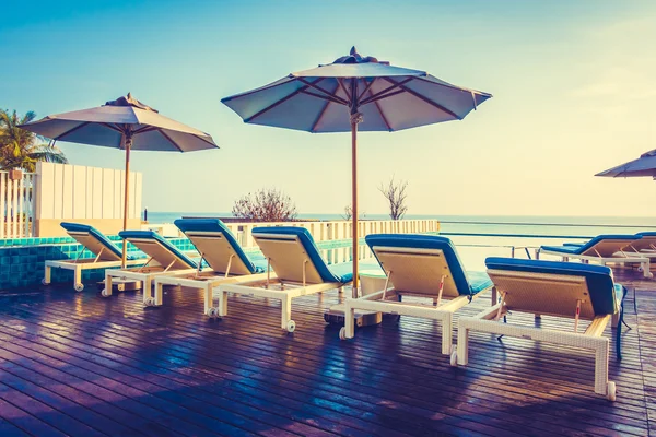 Güzel lüks otel yüzme havuzunda