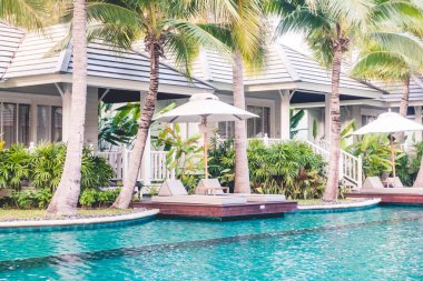 Şemsiyeleri ve sandalyeler Yüzme Havuzu etrafında