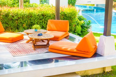 Boş şemsiyeleri ve sandalyeler