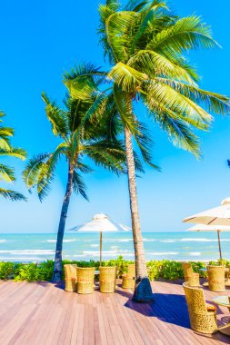 Boş şemsiyeleri ve sandalyeler