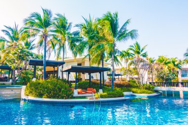 Boş şemsiyeleri ve sandalyeler