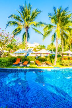 Boş şemsiyeleri ve sandalyeler