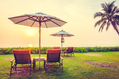 Boş şemsiye ve plaj sandalye