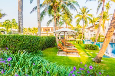 Boş şemsiyeleri ve sandalyeler