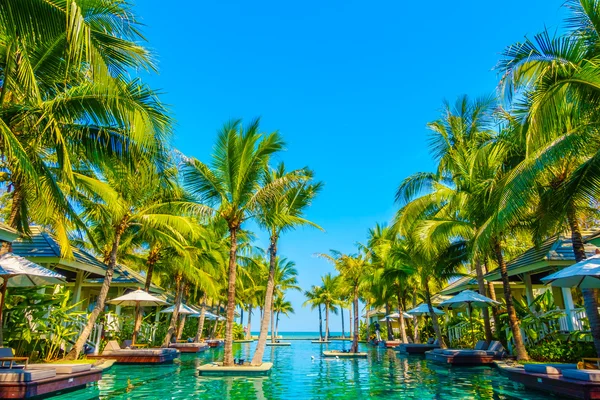 Bella piscina di lusso — Foto Stock