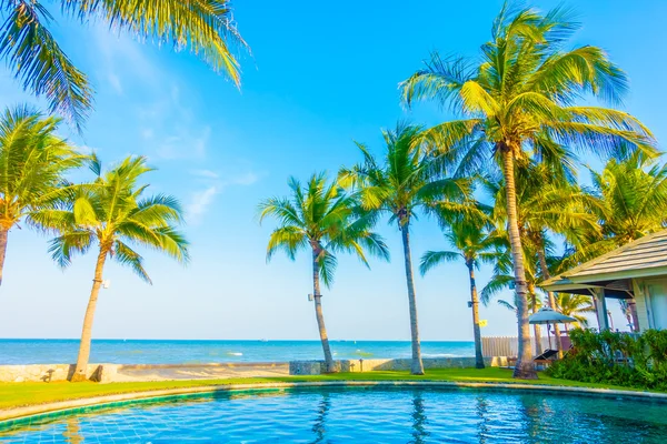 Bela piscina de luxo — Fotografia de Stock