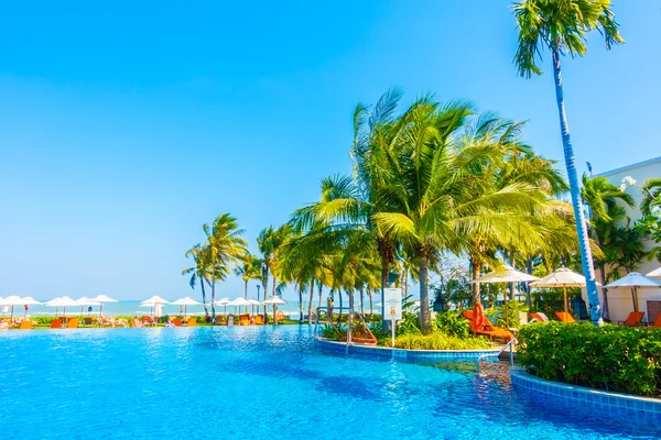 Bella piscina di lusso — Foto Stock