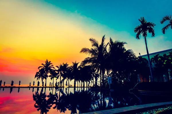 Silhouettes of palm trees on swimming pool — Stock Photo, Image