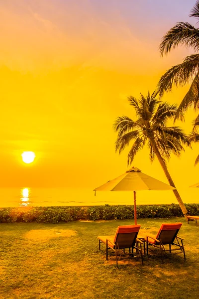 Guarda-chuvas vazios e cadeiras na praia — Fotografia de Stock
