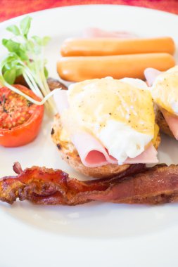 Yumurta Benedict kahvaltı için ayarla