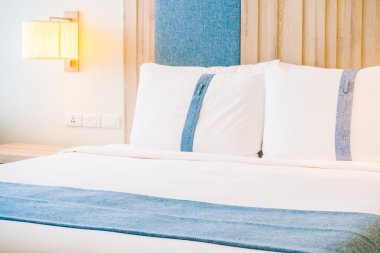 Yatakta güzel lüks yastıklar