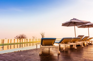 Güzel lüks otel yüzme havuzunda