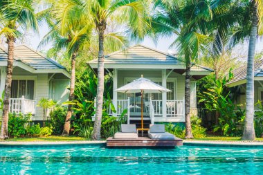 Şemsiyeleri ve sandalyeler Yüzme Havuzu etrafında