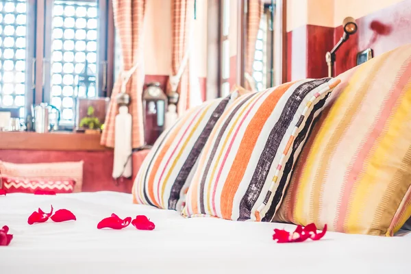 モロッコ スタイルのベッド デコレーション — ストック写真
