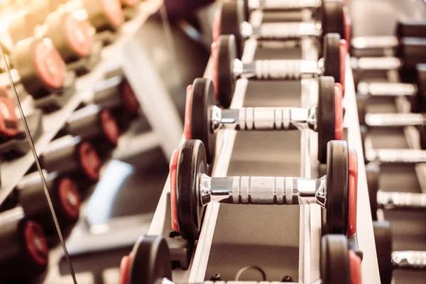 Equipos de mancuerna en gimnasio — Foto de Stock