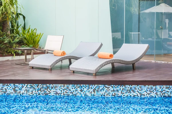 Parasol i krzesła wokół piękny luksusowy basen — Zdjęcie stockowe