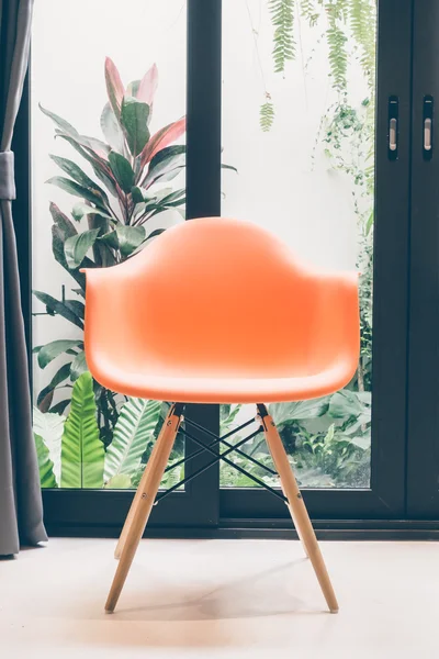 Pomarańczowy fotel z lampy — Zdjęcie stockowe