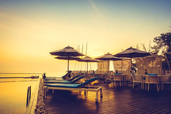 Piscine avec coucher de soleil et crépuscule — Photo